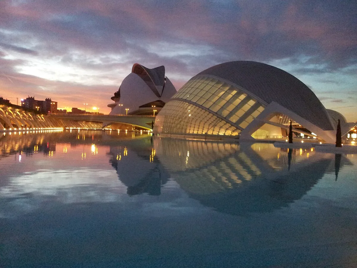 Het Hemisfèric en het Palau de les Arts Reina Sofía in de Ciudad de las Artes y las Ciencias in Valencia