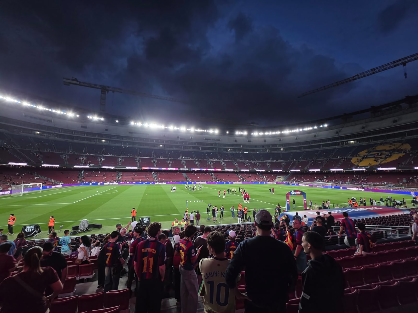 Wedstrijdavond in het verbouwde Spotify Camp Nou, met fans op de tribune en bouwkranen boven het stadion
