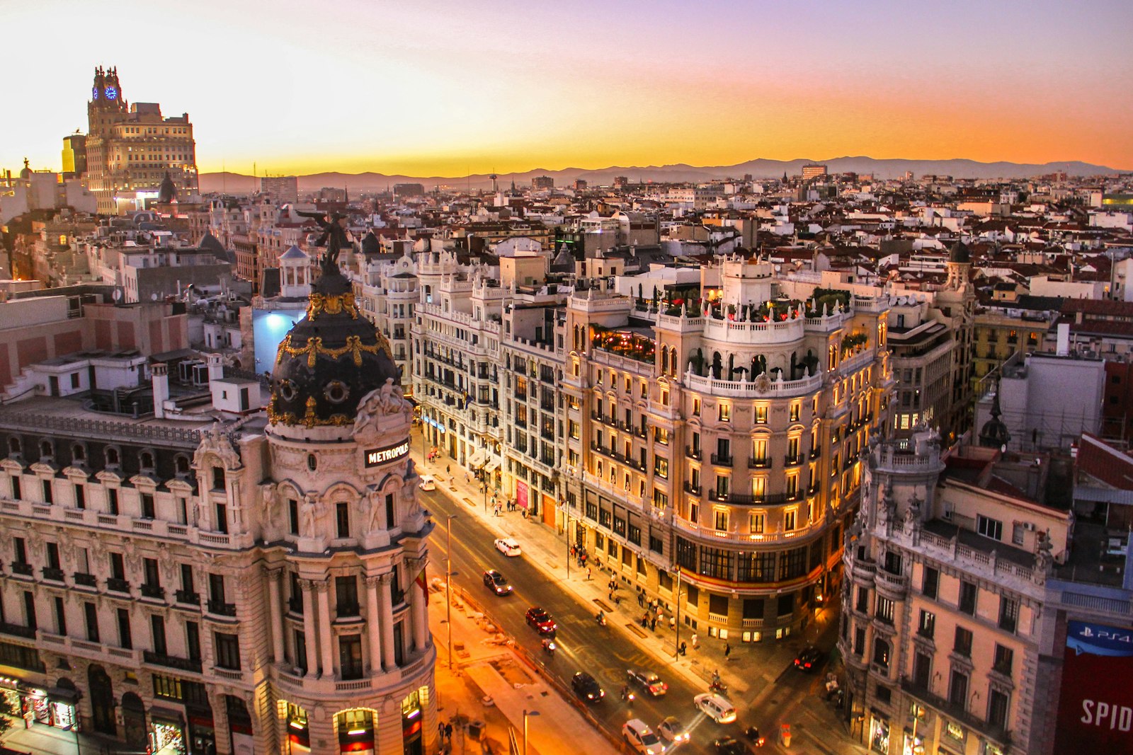 Het Metropolis-gebouw en de Gran Vía in Madrid bij laagstaande zon