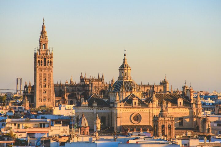 La Giralda: Het Iconische Symbool van Sevilla